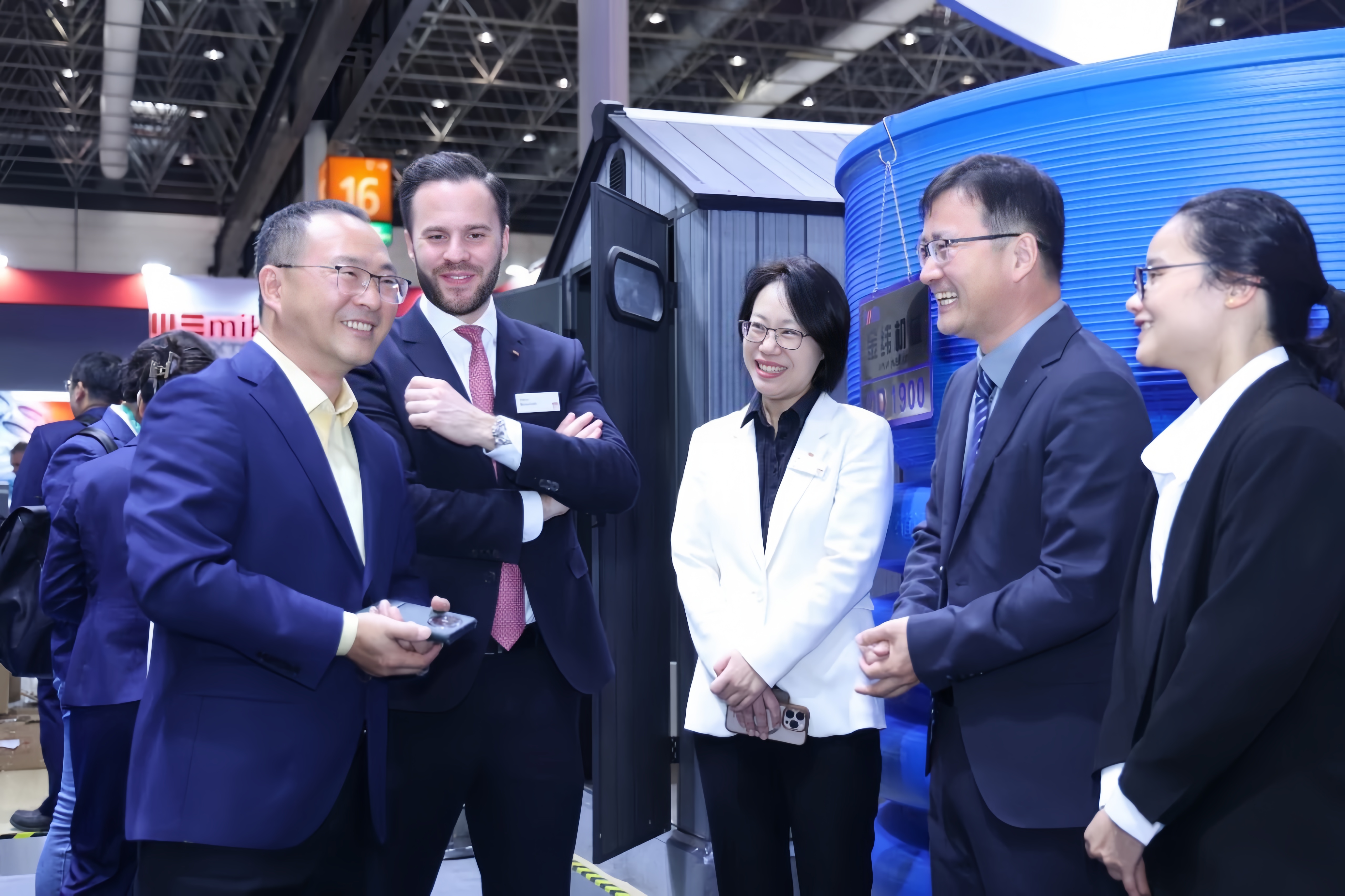 Consul General of China in Düsseldorf And General Manager of Messe Düsseldorf Visited Jwell's Booth